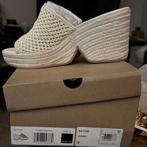 Dolce Vita Saydie Cream Raffia Mules